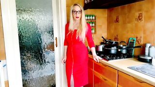 Lady Lucy Flaunts Her Curves